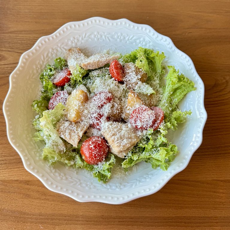 Б С индейкой , миксом салата,картофелем, помидорами черри,соево-медовой зап